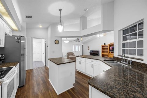 House in Tavares, Florida 4 bedrooms, 177.16 sq.m. № 1812539 - photo 19
