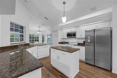 House in Tavares, Florida 4 bedrooms, 177.16 sq.m. № 1812539 - photo 18