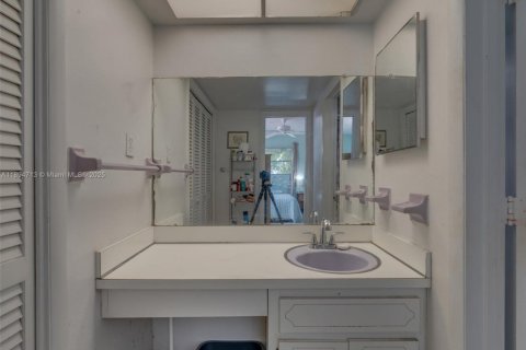 Купить виллу или дом в Лодердейл-Лейкс, Флорида 5 спален, 210.8м2, № 1947135 - фото 10