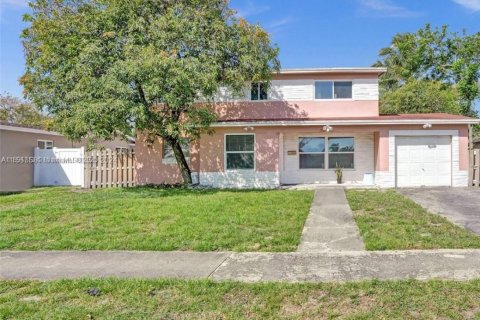 Villa ou maison à vendre à Lauderdale Lakes, Floride: 5 chambres, 210.8 m2 № 1947135 - photo 1