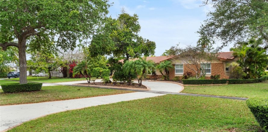 House in Miami, Florida 4 bedrooms, 213.68 sq.m. № 1728571