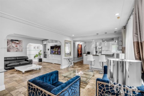 House in Miami Shores, Florida 5 bedrooms, 268.67 sq.m. № 1787148 - photo 5