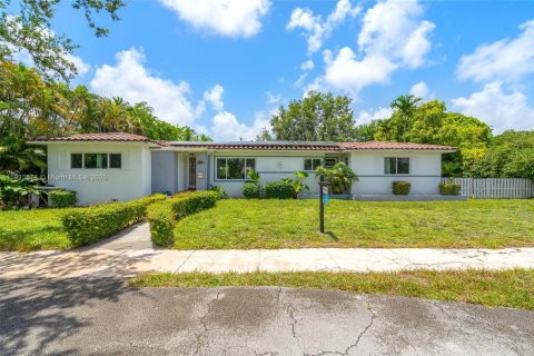 House in Miami Shores, Florida 5 bedrooms, 268.67 sq.m. № 1787148 - photo 1