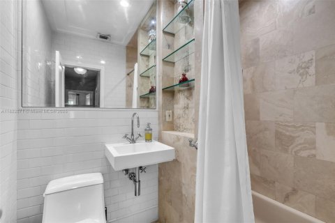 House in Miami Shores, Florida 5 bedrooms, 268.67 sq.m. № 1787148 - photo 24