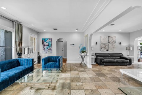 House in Miami Shores, Florida 5 bedrooms, 268.67 sq.m. № 1787148 - photo 7