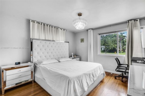 House in Miami Shores, Florida 5 bedrooms, 268.67 sq.m. № 1787148 - photo 19