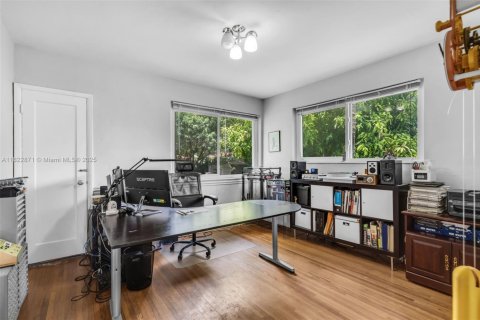 House in Miami Shores, Florida 5 bedrooms, 268.67 sq.m. № 1787148 - photo 25