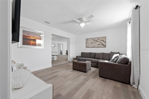 House in Avon Park, Florida 3 bedrooms, 180.79 sq.m. № 1872934 - photo 17