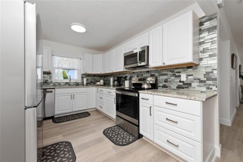 House in Avon Park, Florida 3 bedrooms, 180.79 sq.m. № 1872934 - photo 11