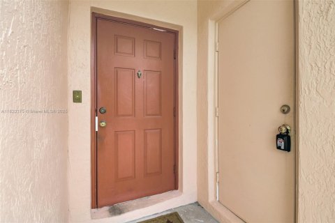 Adosado en venta en Pembroke Pines, Florida, 3 dormitorios, 126.44 m2 № 1779461 - foto 1
