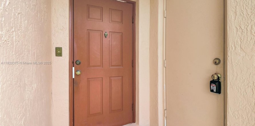 Adosado en Pembroke Pines, Florida 3 dormitorios, 126.44 m2 № 1779461