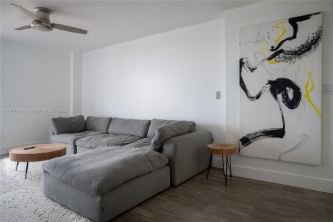 Condominio en venta en Hollywood, Florida, 1 dormitorio, 77.29 m2 № 1974579 - foto 2