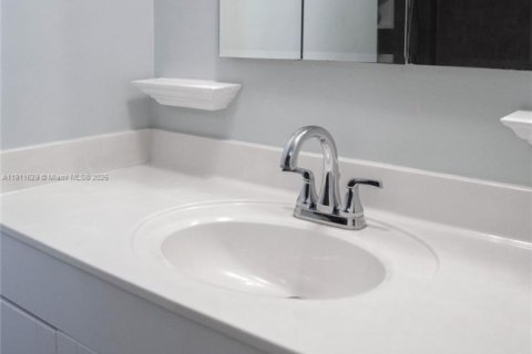 Condominio en venta en Hollywood, Florida, 1 dormitorio, 77.29 m2 № 1974579 - foto 11