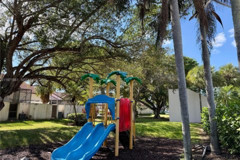 Touwnhouse à vendre à Miami, Floride: 3 chambres, 147.9 m2 № 2033544 - photo 24