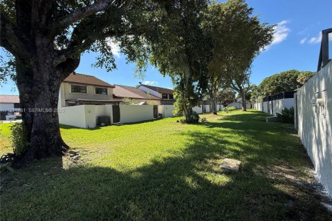 Touwnhouse à vendre à Miami, Floride: 3 chambres, 147.9 m2 № 2033544 - photo 16