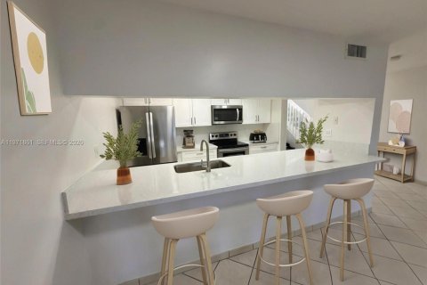 Touwnhouse à vendre à Miami, Floride: 3 chambres, 147.9 m2 № 2033544 - photo 5