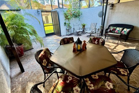 Touwnhouse à vendre à Miami, Floride: 3 chambres, 147.9 m2 № 2033544 - photo 15