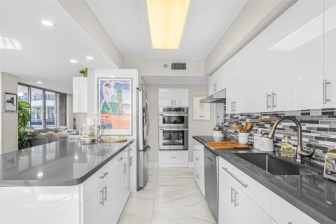 Condo in Aventura, Florida, 2 bedrooms  № 1972000 - photo 11