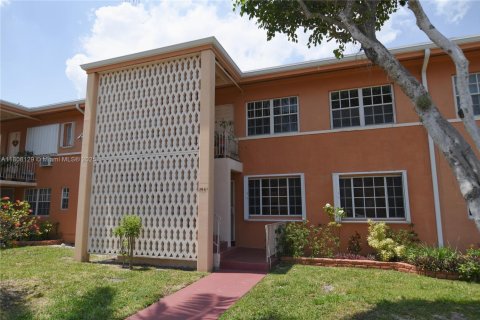 Condominio en venta en Miami, Florida, 1 dormitorio, 53.88 m2 № 1875470 - foto 1