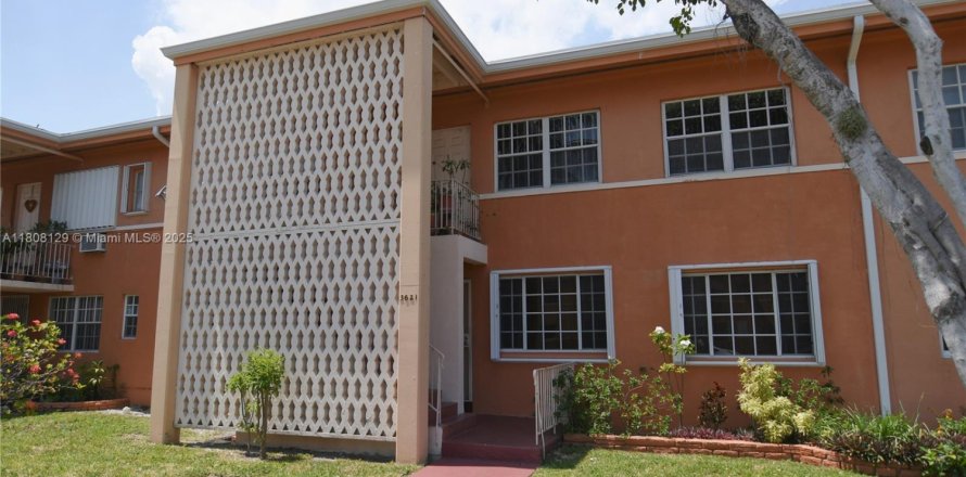 Condominio en Miami, Florida, 1 dormitorio  № 1875470