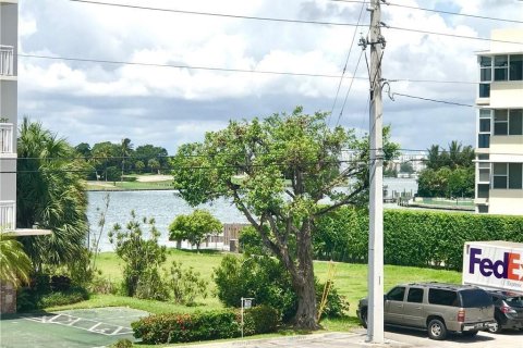 Copropriété à vendre à Bay Harbor Islands, Floride: 2 chambres, 92.9 m2 № 2343713 - photo 10