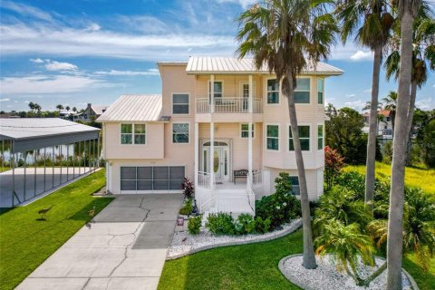 House in Hernando Beach, Florida 3 bedrooms, 205.31 sq.m. № 1808725 - photo 1