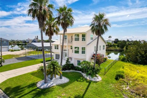 House in Hernando Beach, Florida 3 bedrooms, 205.31 sq.m. № 1808725 - photo 3