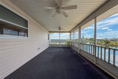 House in Hernando Beach, Florida 3 bedrooms, 205.31 sq.m. № 1808725 - photo 21