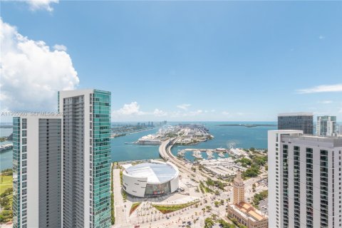 Condominio en alquiler en Miami, Florida, 4 dormitorios, 371.14 m2 № 2026997 - foto 21