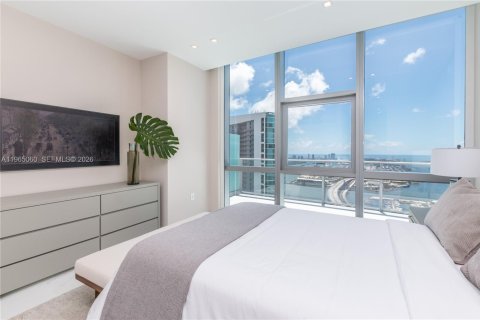 Condominio en alquiler en Miami, Florida, 4 dormitorios, 371.14 m2 № 2026997 - foto 11