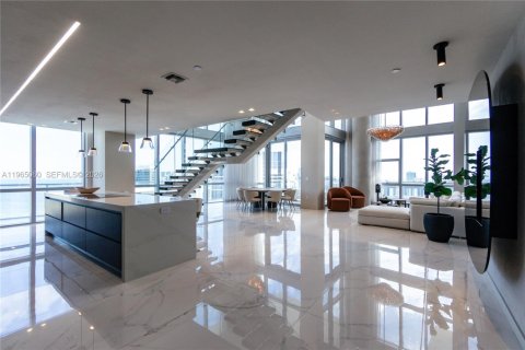 Condominio en alquiler en Miami, Florida, 4 dormitorios, 371.14 m2 № 2026997 - foto 5