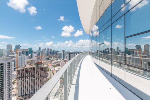 Condominio en alquiler en Miami, Florida, 4 dormitorios, 371.14 m2 № 2026997 - foto 25