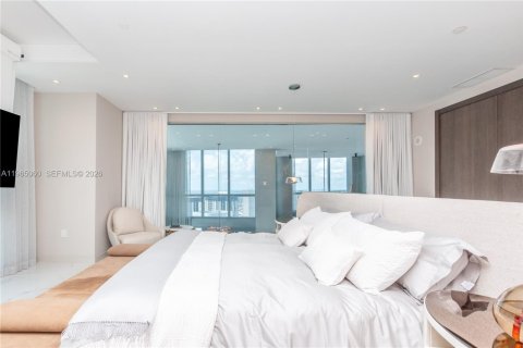 Condominio en alquiler en Miami, Florida, 4 dormitorios, 371.14 m2 № 2026997 - foto 30