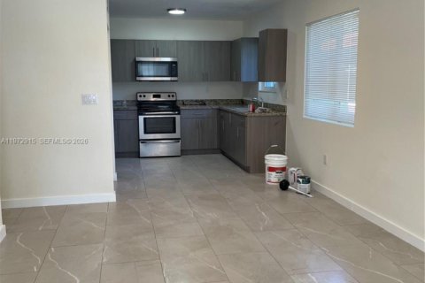 House in Miami, Florida 3 bedrooms, 182.09 sq.m. № 2080262 - photo 2