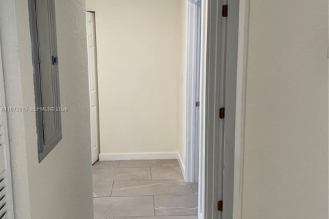 House in Miami, Florida 3 bedrooms, 182.09 sq.m. № 2080262 - photo 4