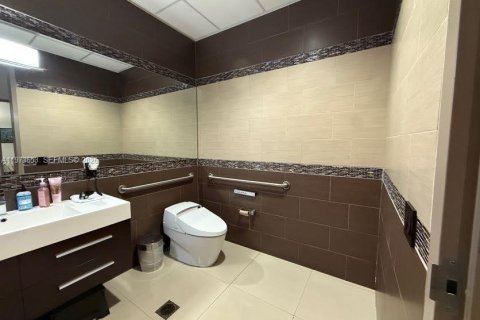 Commercial property in Miami, Florida № 2034126 - photo 17