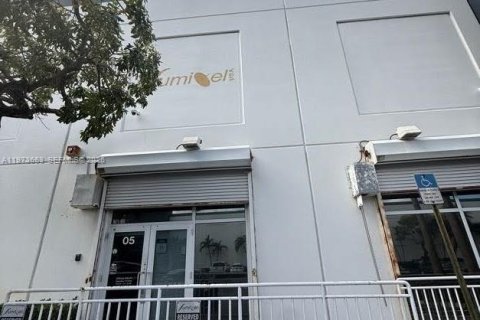 Commercial property in Miami, Florida № 2034126 - photo 2