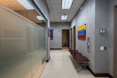 Commercial property in Miami, Florida № 2034126 - photo 14