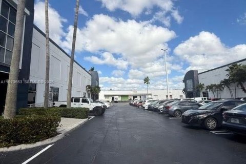 Commercial property in Miami, Florida № 2034126 - photo 4