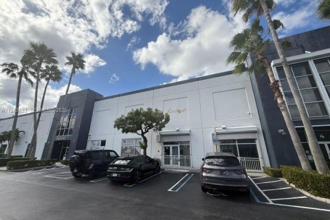 Commercial property in Miami, Florida № 2034126 - photo 3