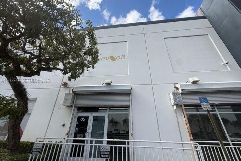 Commercial property in Miami, Florida № 2034126 - photo 1