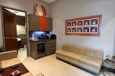 Commercial property in Miami, Florida № 2034126 - photo 16