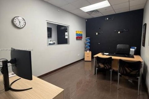 Commercial property in Miami, Florida № 2034126 - photo 24