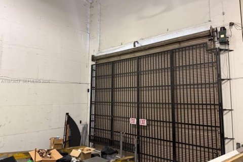 Commercial property in Miami, Florida № 2034126 - photo 5