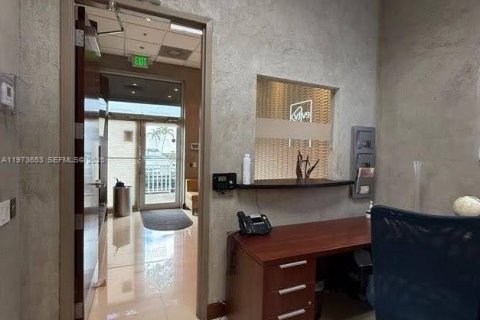 Commercial property in Miami, Florida № 2034126 - photo 13