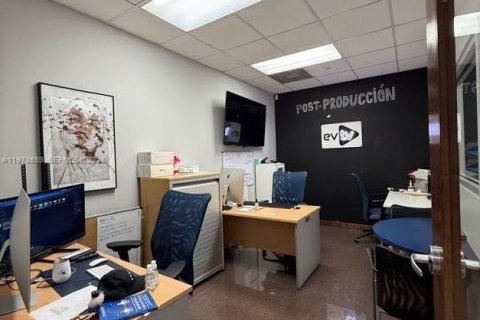 Commercial property in Miami, Florida № 2034126 - photo 21
