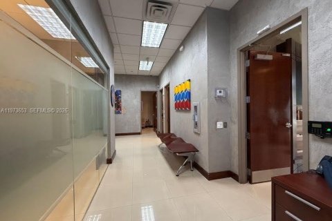 Commercial property in Miami, Florida № 2034126 - photo 15