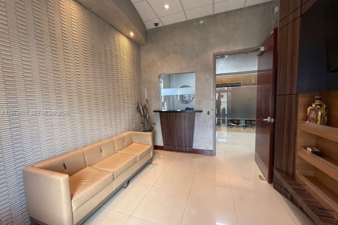 Commercial property in Miami, Florida № 2034126 - photo 8