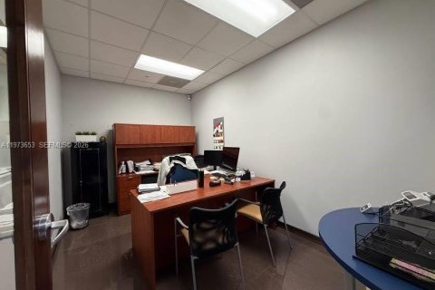 Commercial property in Miami, Florida № 2034126 - photo 23