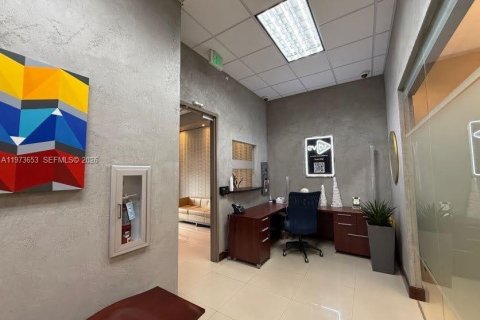 Commercial property in Miami, Florida № 2034126 - photo 12
